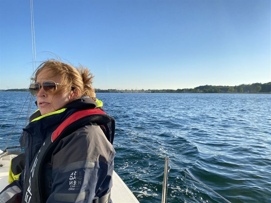 Der lyttes godt efter hvad Glenn siger, nu er det alvor - da praktiske prøve nærmer sig efter sommer :-) AnnBeth fik sejlertøj i fødselsdagsgave i oktober 2020, det er virkelig en god investerin, dyr men virkelig god.