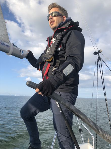 Skipper Jacob sikre sig overblik over båden