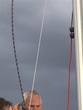 Efter vi havde passeret mål linjen kl. 20.30 blev vi sæbt i land af dommerbåden grundet ingen vind. Vi var ikke alene :-)